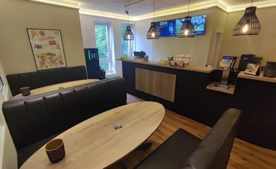 Gemütlicher Bistrobereich mit Kaffee und anderen Getränken.