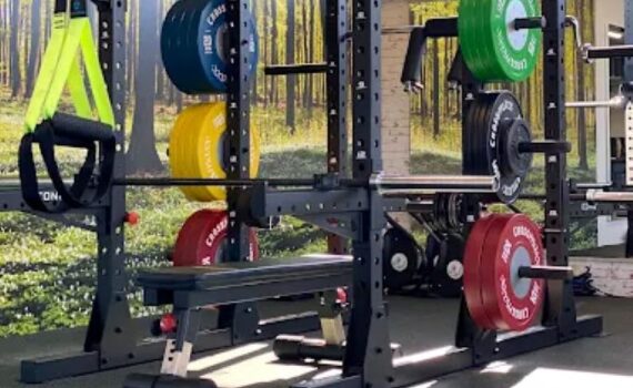 Plate-Loaded-Geräte und Power Racks im VItadom Gescher.