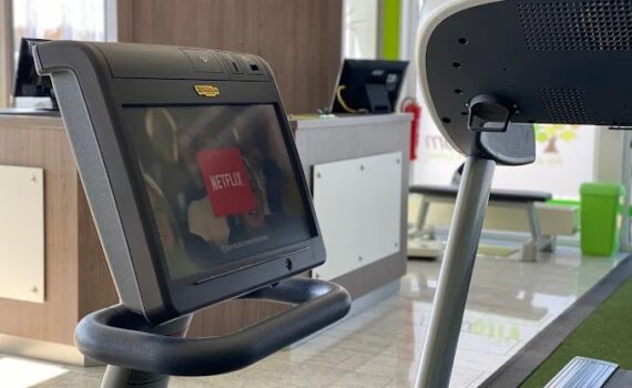 LCD Bildschirme an den Cardio Geräten im Vitadrom Reken.